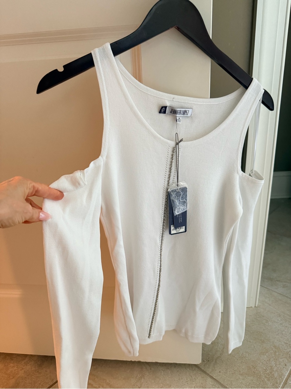Jennifer Lopez White Cold-Shoulder Knit Top with Center Trim - Picture 2 of 6